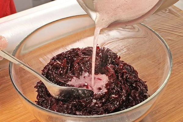 Влить желатин в  свеклу. Добавить пару ложек майонеза и перемешать.