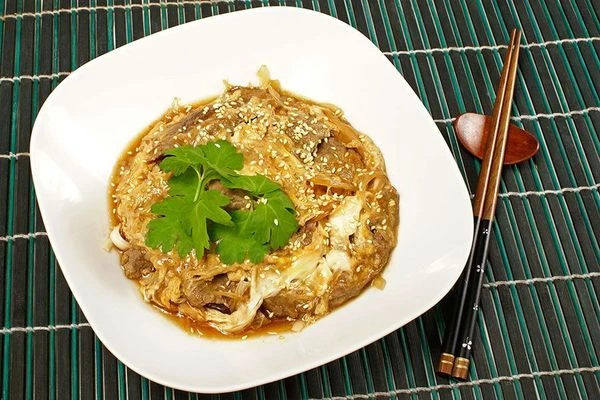 Украсить зеленью и семечками кунжута.