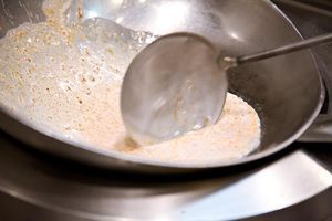 Приготовьте соус: разогрейте сковороду с растительным маслом, вылейте в нее кокосовое молоко. Далее, помешивая соус ложкой, добавляйте поочередно красный карри
