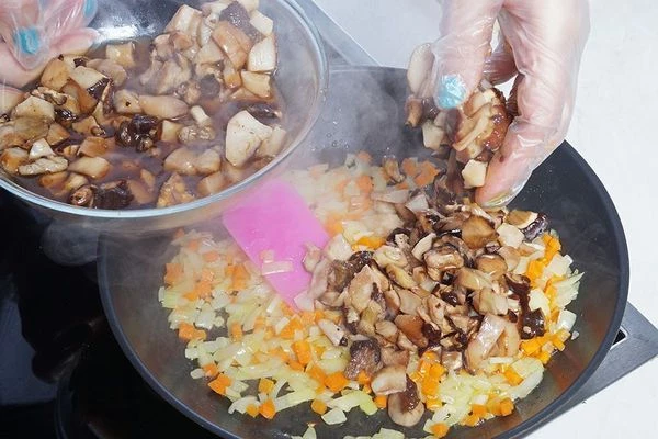 Затем добавить грибы, посолить, поперчить по вкусу.