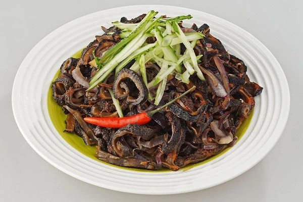 При подаче украсить соломкой из свежих огурцов и перчиком чили.