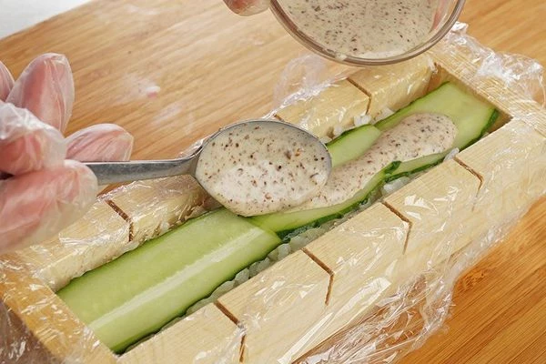 На рис тонкие ломтики огурца и еще 2-3 ч. л. соуса.