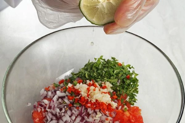 Приготовить соус сальса: смешать мелко нарезанные чеснок и перец чили, помидоры, сладкий перец, красный лук,  зелень кинзы. Заправить соком лайма, коричневым сахаром, посолить, поперчить по вкусу.  Добавить размолотые семена зиры. Перемешать и дать настояться 8-10 минут.