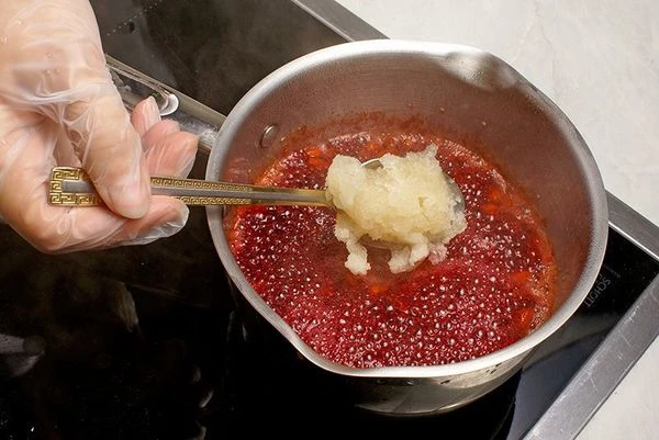 В конце добавить замоченный в воде желатин и хорошо растворить, не доводя до кипения. Немного остудить.