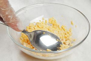 Приготовить заправку для окрошки: для этого растереть вареные яичные желтки