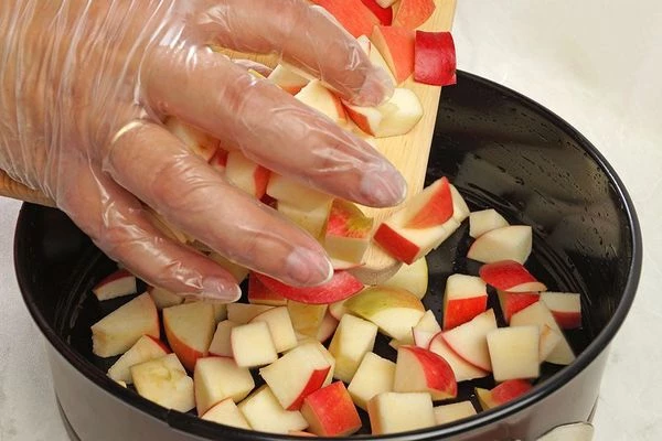 У яблок удалить семена, нарезать крупным кубиком. Переложить в смазанную форму для запекания. Форму желательно взять разъемную.