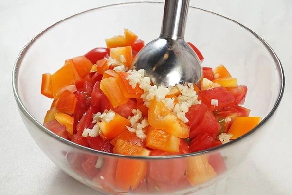 Добавить к помидорам перец и чеснок, взбить блендером до однородной консистенции.