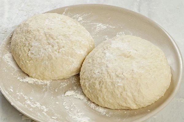  Готовое тесто разделить на порции. Накрыть пищевой пленкой и дать "отдохнуть" в холодильнике минут 35-40.