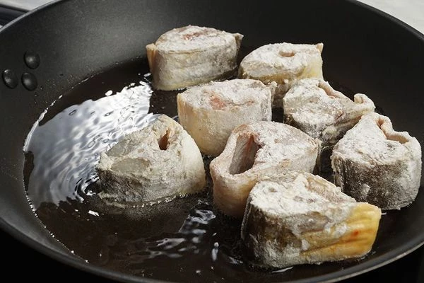 Обжарить на разогретой с растительным маслом сковороде с двух сторон до румяной корочки.