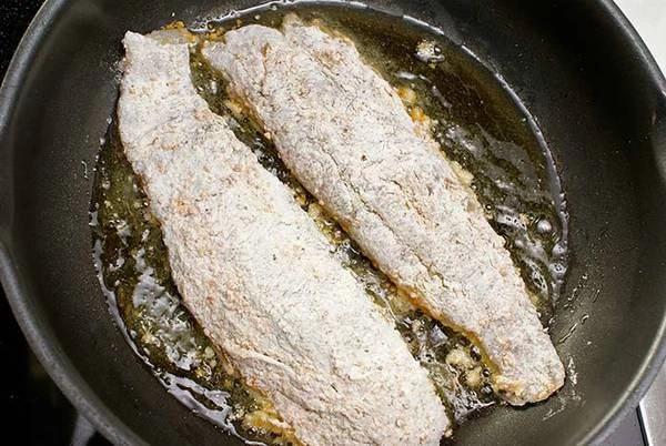 Обжарить на разогретой с оливковым маслом сковороде с двух сторон до золотистой корочки, затем довести до готовности под крышкой.