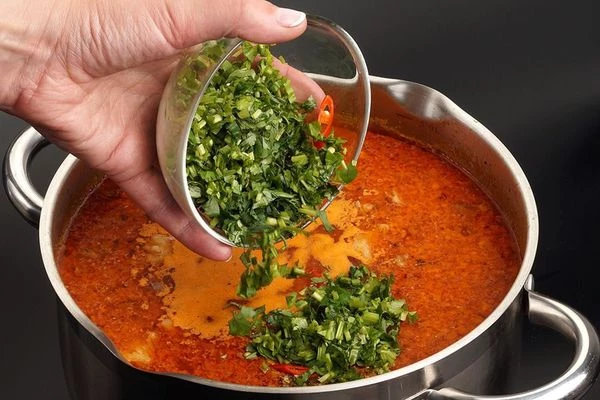 В конце добавить зелень и нарезанный перец чили. Снять с огня и дать настояться супу под крышкой в теплом месте 20-30 минут.