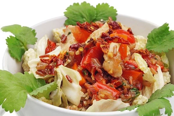 Можно просто перемешать все подготовленные ингредиенты и по вкусу добавить острый соус шрирача или табаджан.