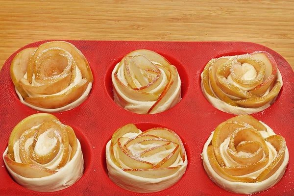 Поставьте в разогретую до 180-190С духовку на 30-40 минут, накройте верх "розочек" пергаментом, чтобы яблоки не подгорели. Выпекайте до готовности теста. В конце снимите бумагу и дайте "розочкам" подрумяниться 2-3 минуты.