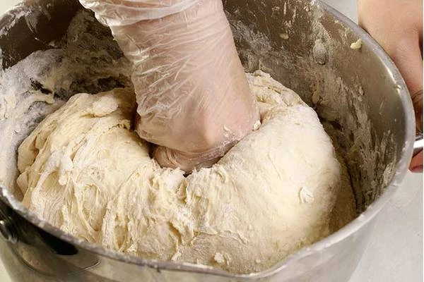 Всыпать оставшуюся часть муки и замесить плотное тесто.