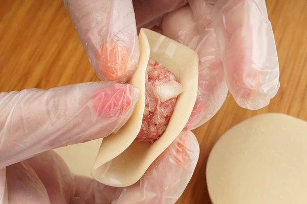 Сложить пополам, придавливая края пальцем.