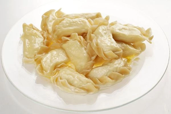 Подавать вареники с сливочным маслом или сметаной.