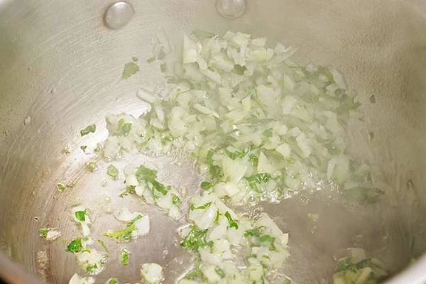 Добавить порезанную петрушку.