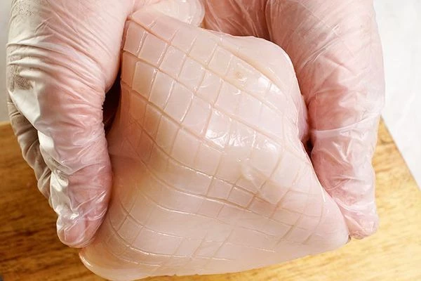 Разрезать тушку на  прямоугольные кусочки примерно 3х4 см.