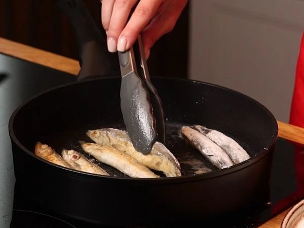 Обжарить на масле по 2 минуты с каждой стороны.
