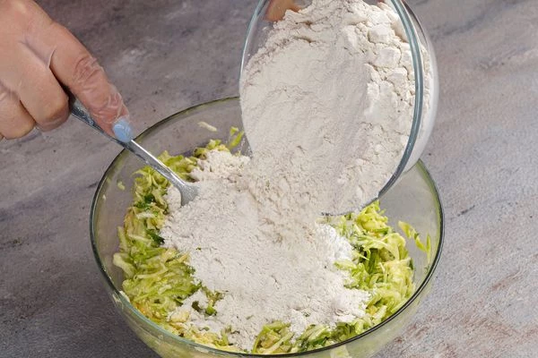 Затем добавить муку и земесить однородное тесто.