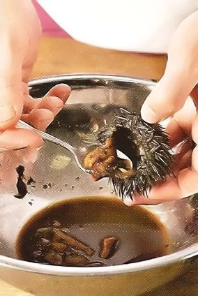 У ежей срежьте и выбросьте верхушки, панцири сохраните, промойте кипяченой подсоленной водой. Икру ежей аккуратно выньте, взбейте со сливками и яйцами, приправьте солью и перцем. Наполните приготовленной смесью раковины и поставьте в разогретую до 160°С духовку на 8-10 мин.