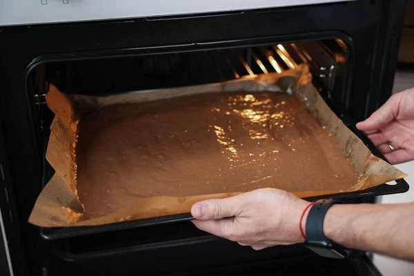 Выпекать при температуре 190°С 5 - 7 минут. Готовый бисквит охладить.