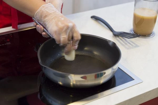 Сковороду для  омлета тамаго разогрейте и смажьте маслом. ( у нас обычная сковорода с тефлоновым покрытием).