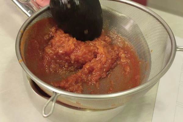 Готовый соус протереть через сито, прогреть, остудить.