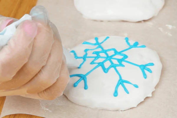 Глазурь на прянике перед нанесением рисунка должна подсохнуть примерно 1-2 часа, а вот полное высыхание глазури с рисунком произойдет примерно через 6-8 часов.