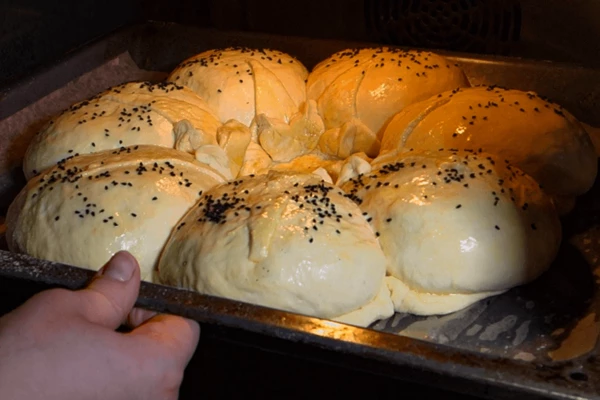 Поставить в разогретую до 200С духовку на 25-30 минут ( в зависимости от мощности духовки и размера колобков, время приготовления может варьироваться). Готовность теста можно проверить деревянной шпажкой.