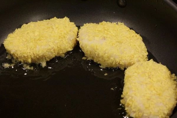 Обжарить на разогретой с небольшим количеством оливкового масла сковороде до золотистого цвета.