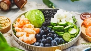 Салат с ягодами и креветками рецепт