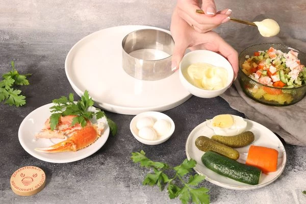 Посолите и хорошо перемешайте с майонезом.