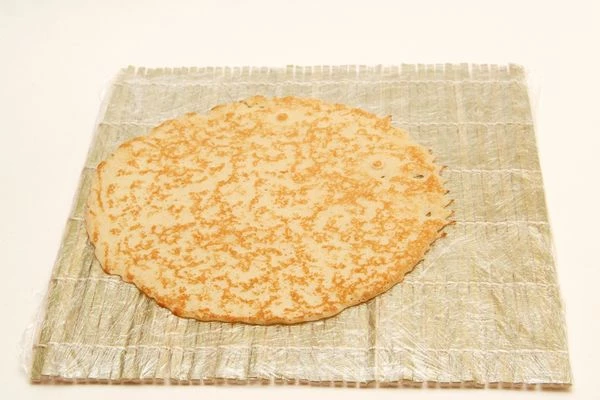 Коврик, обернуть пищевой пленкой, в центр выложить блинчик

 