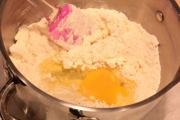 Приготовить песочный корж: смешать муку, сахар, размягченное сливочное масло. В конце ввести 1 яйцо и замесить пластичное тесто. Раскатать тонким слоем, примерно в 1-1,5 см.