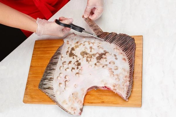 По кругу срезать плавники.