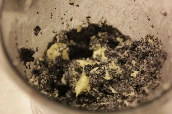 Приготовить маковую начинку. Если начинка уже готовая, то смотрите инструкцию на упаковке. Если готовите отдельно начинку из мака, то мак 150г проварить с 60г молока и 75г сахара до загустения. Сливки взбить до густоты, смешать с остывшей маковой начинкой.