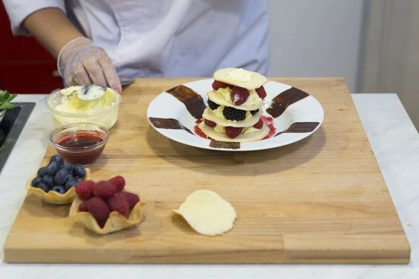 На десертную тарелку выложите в центр приготовленный кружок печенья, на него 1-2ст.л сыра  + ягода, затем снова печенье, сыр и ягоду. Укладывайте слоями печенье, сыр, ягода до нужной вам высоты (3-4 уровня).
