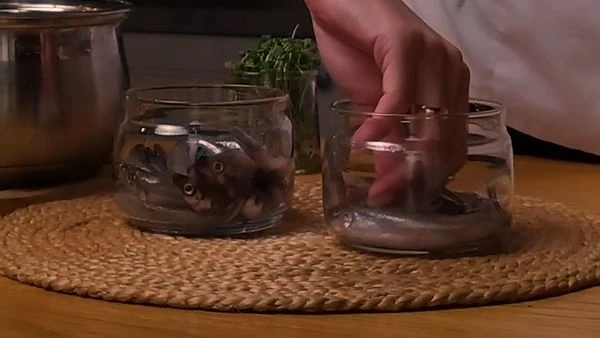 Корюшку промыть, просушить бумажными полотенцами, выложить в емкость 0,5 литра или 2 по 0,25 литра.