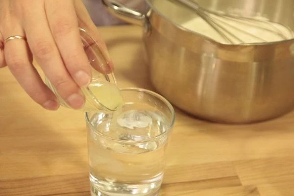 Сварить гречневую крупу, слегка подсолить. Гречка должна быть рассыпчатой, не вязкой.