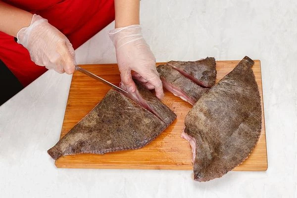 Порезать на стейки, шириной 1,5-2 см.