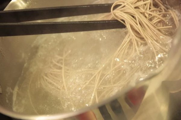 Лапшу отварите в кипящей воде. Солить НЕ нужно! Так как лапша изначально подсолена. Варить не более 3 минут.
