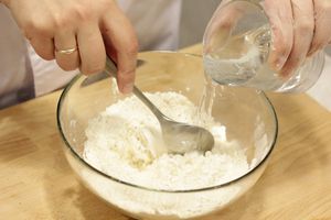 Приготовить тесто: в жаропрочной миске смешать муку, соль, масло. Затем влить 0,5ст кипятка, хорошо перемешать ложкой тесто. Осторожно! тесто горячее.