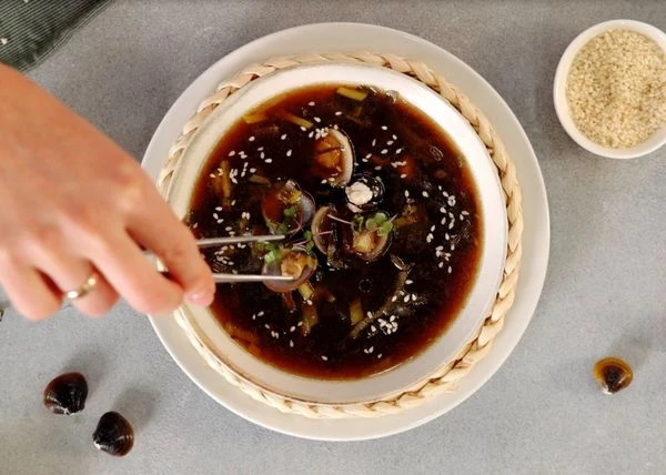 Готовый суп перелить в тарелку для подачи. Оформить кунжутным маслом, кунжутом и микрозеленью.
