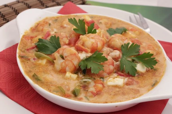 Готовые креветки посыпать зеленью.