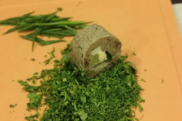 Обваляйте каждый кусочек в рубленной зелени.