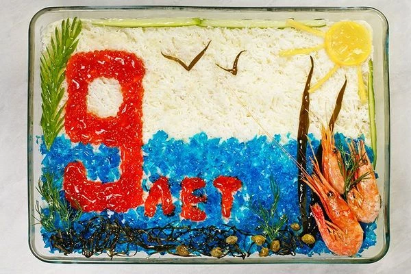  Украсить салат икрой, морепродуктами, голубым желе.