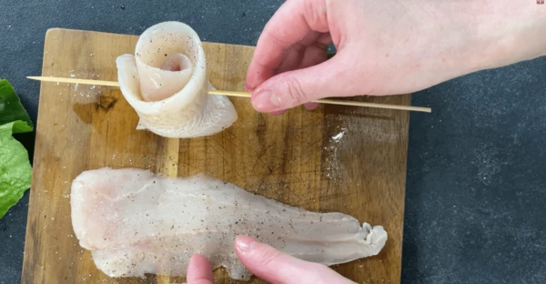 Свернуть в рулетик, скрепить деревянными шпажками.