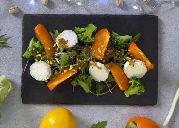 Затем выложить брокколи, полить соусом и украсить нарезанными фисташками.
Приятного аппетита!
