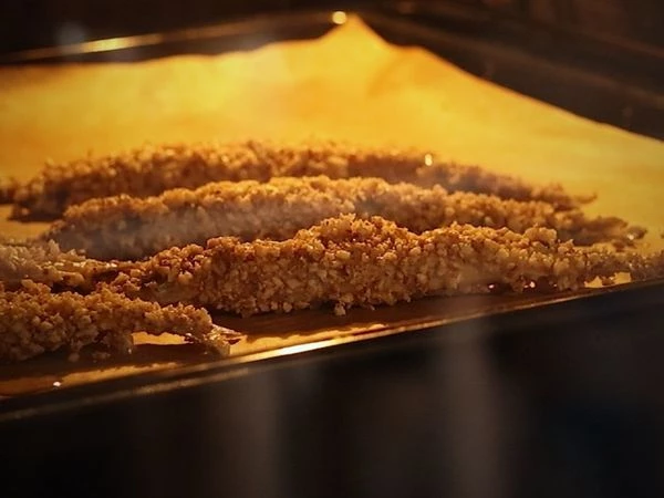 Рыбу выложить на противень и запекать в разогретой духовке около 3 минут на 180 градусов. Приятного аппетита!
